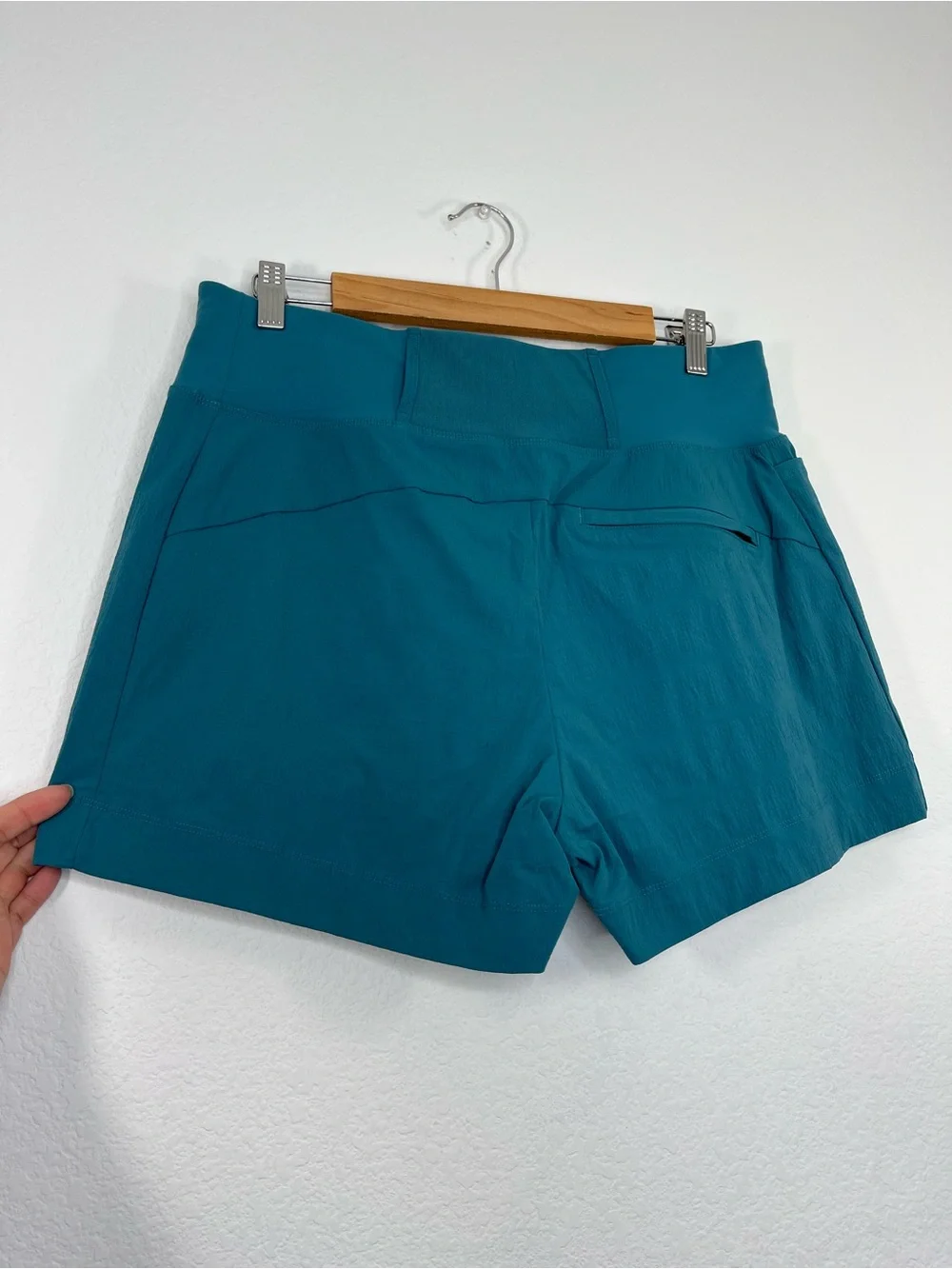Athleta Women's Trekkie North Short Borealis Green Teal size 10